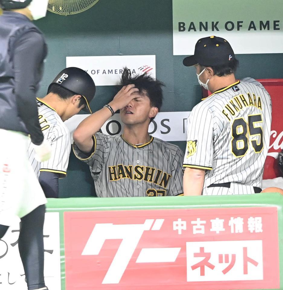 　６回６失点ー。ベンチに戻り福原コーチ、坂本と話す伊藤将（撮影・飯室逸平）