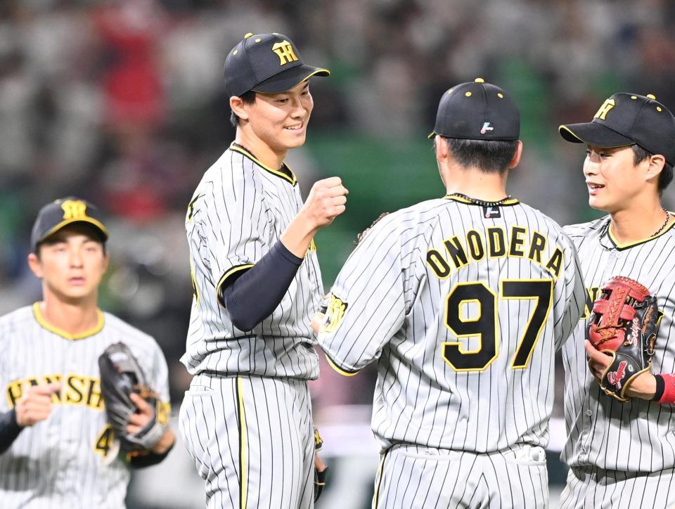 　最後を締め、笑顔でタッチを交わす湯浅（撮影・飯室逸平）