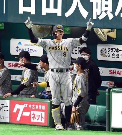 　２回、佐藤輝は３ランを放ちベンチ前でポーズを決める（撮影・山口登）