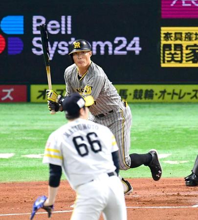 　１回、糸井は中前に適時打を放つ（撮影・山口登）