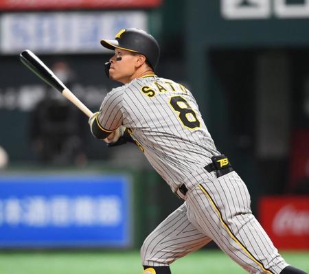 　２回、中越えへ３ランを放つ佐藤輝（撮影・田中太一）