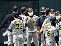 　ナインを迎える矢野監督（中央）＝撮影・山口登