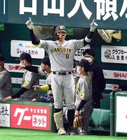 　２回、佐藤輝は３ランを放ちベンチ前でポーズを決める（撮影・山口登）