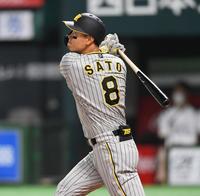 　２回、中越えへ３ランを放つ佐藤輝（撮影・田中太一）