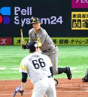 　１回、糸井は中前に適時打を放つ（撮影・山口登）