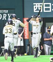 　２回、３ランを放った佐藤輝を迎える糸井