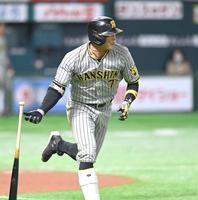 　１回、中前に２点タイムリーを放つ糸井（撮影・飯室逸平）