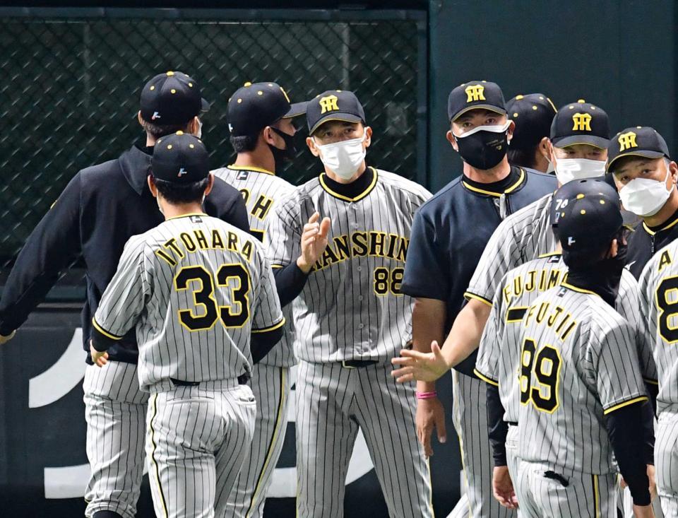 　ナインを迎える矢野監督（中央）＝撮影・山口登