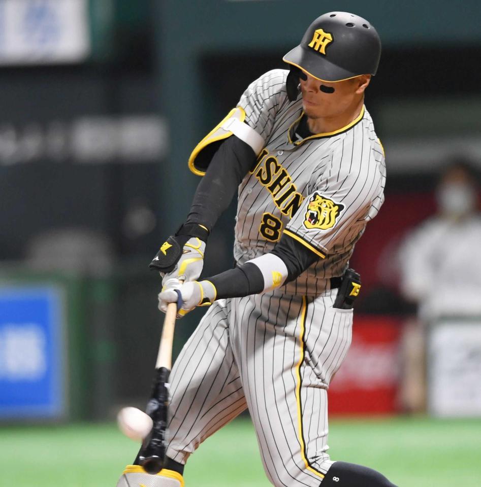 　２回、中越えへ３ランを放つ佐藤輝