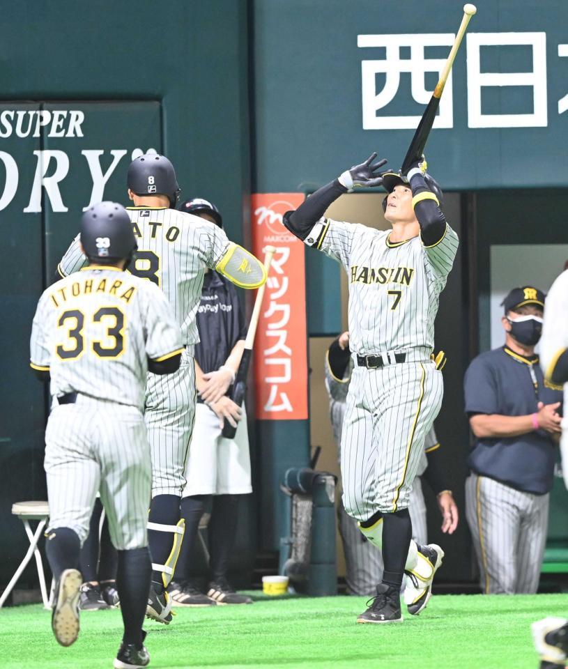 　２回、３ランを放った佐藤輝を迎える糸井