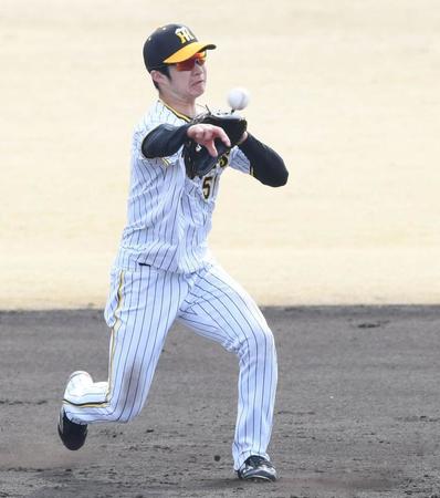 　５回、遊撃を守る中野は打球をさばく（撮影・田中太一）