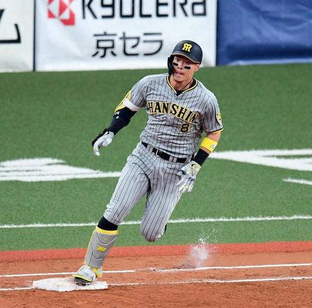 　４回、佐藤輝は中越え適時三塁打を放つ（撮影・山口登）