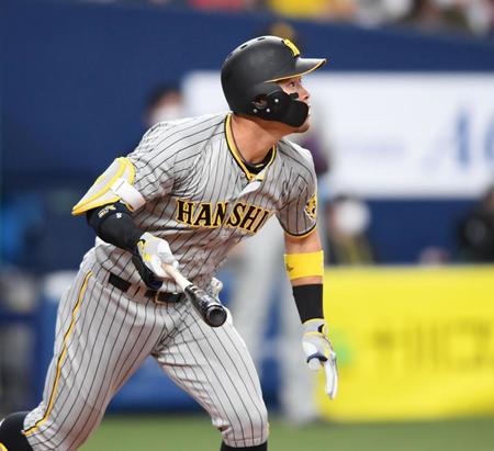 　４回、適時三塁打を放つ佐藤輝（撮影・田中太一）