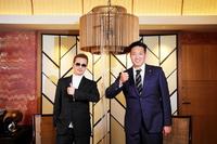 　ＥＸＩＬＥ　ＡＴＳＵＳＨＩ（左）から登場曲の提供を受けた秋山（球団提供）
