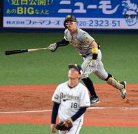 　４回、佐藤輝は中越え適時三塁打を放つ（撮影・山口登）