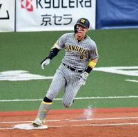 　４回、佐藤輝は中越え適時三塁打を放つ（撮影・山口登）