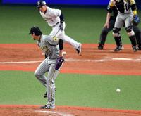 　５回、藤浪は吉田正の打球を体に受けるもアウトにする（撮影・山口登）