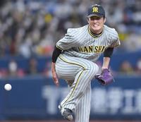 　５回、吉田正の強烈な打球を体で止める藤浪（撮影・田中太一）