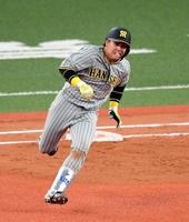 ７回、梅野は左中間に適時三塁打を放つ（撮影・山口登）