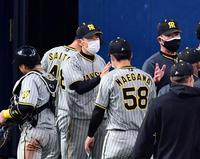 　矢野監督（中央）は前川らナインを迎える（撮影・山口登）