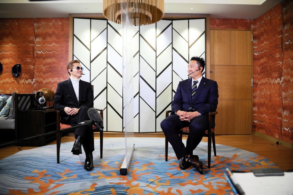 　笑顔で話すＡＴＳＵＳＨＩ（左）と秋山（球団提供）