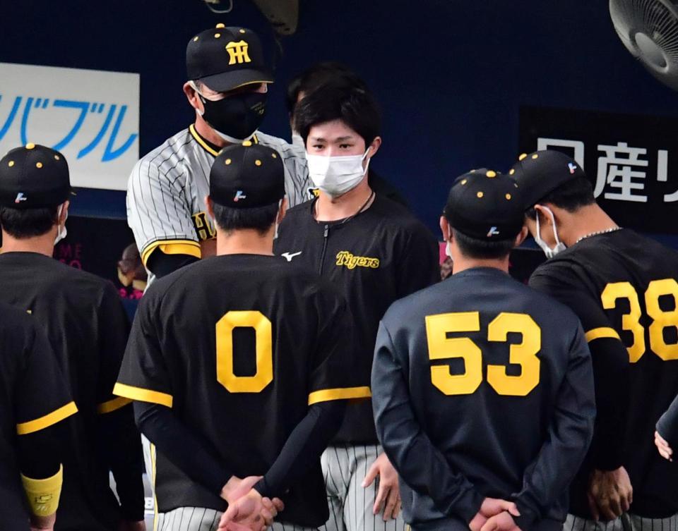 　１軍に合流した中野（中央）は円陣であいさつする（撮影・山口登）