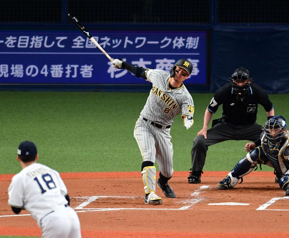 ２回、佐藤輝は空振り三振に倒れる（撮影・山口登）