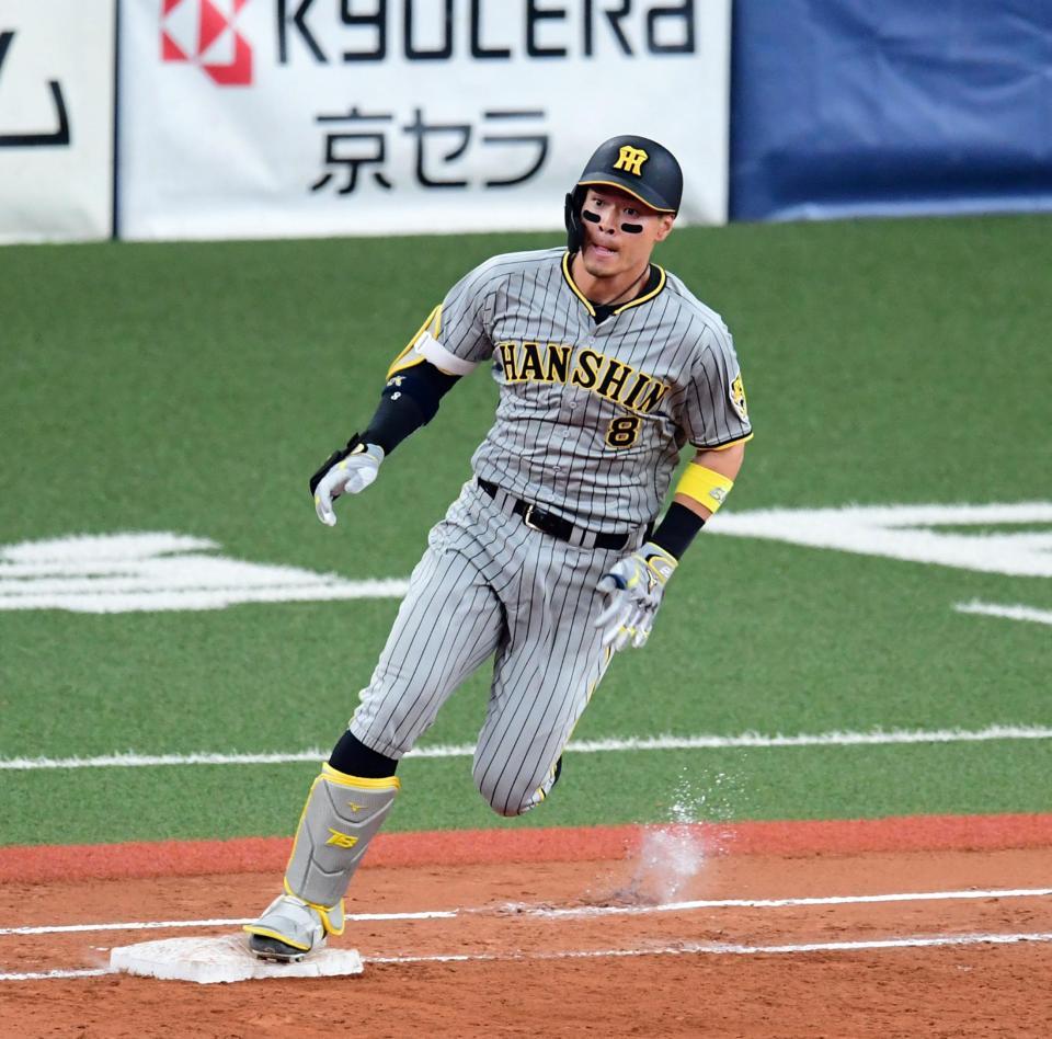 　４回、佐藤輝は中越え適時三塁打を放つ（撮影・山口登）