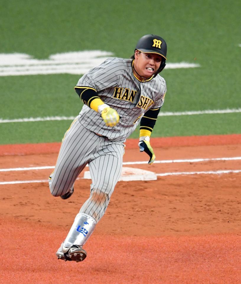 ７回、梅野は左中間に適時三塁打を放つ（撮影・山口登）