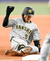 　７回、勝ち越し適時三塁打を放ち三塁へ滑りこむ中野（撮影・飯室逸平）