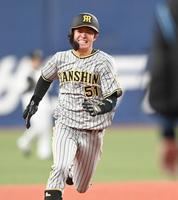 ７回、勝ち越しのタイムリー三塁打を放ち三塁へ激走する中野（撮影・飯室逸平）