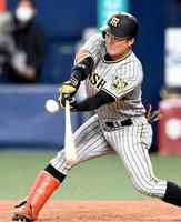 　５回、左前打を放つ前川