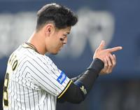 　３回、タイムリーを放った後、ベンチに向かって照準を定める！？佐藤輝（撮影・飯室逸平）