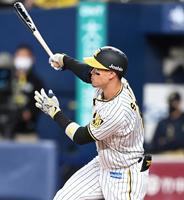 　３回、タイムリー二塁打を放つ佐藤輝（撮影・飯室逸平）