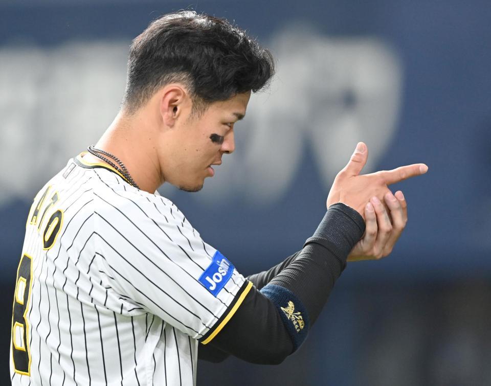 　３回、タイムリーを放った後、ベンチに向かって照準を定める！？佐藤輝（撮影・飯室逸平）