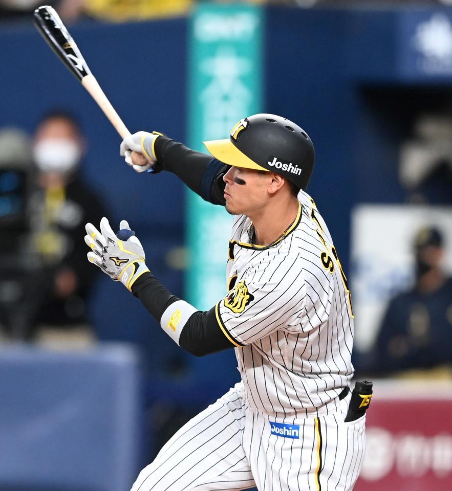 　３回、タイムリー二塁打を放つ佐藤輝（撮影・飯室逸平）