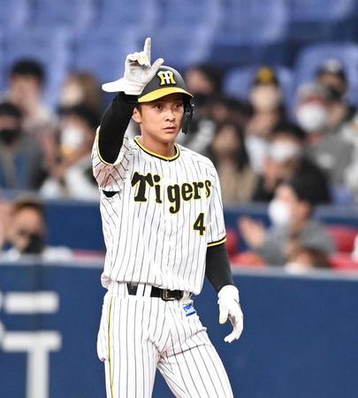 　３回、同点タイムリーを放ちベンチに向かって手を上げる熊谷（撮影・飯室逸平）