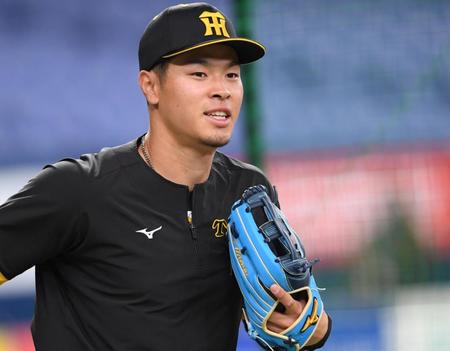 　外野守備へ向かう佐藤輝（撮影・田中太一）