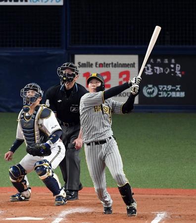 　７回、大山は右犠飛を放つ（捕手・若月）＝撮影・山口登