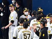 　オリックスに勝利し、矢野監督（中央）はナインを迎える（撮影・山口登）