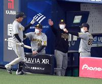 　７回、先制犠飛を放った大山（左）は矢野監督（右）らに迎えられる（撮影・山口登）