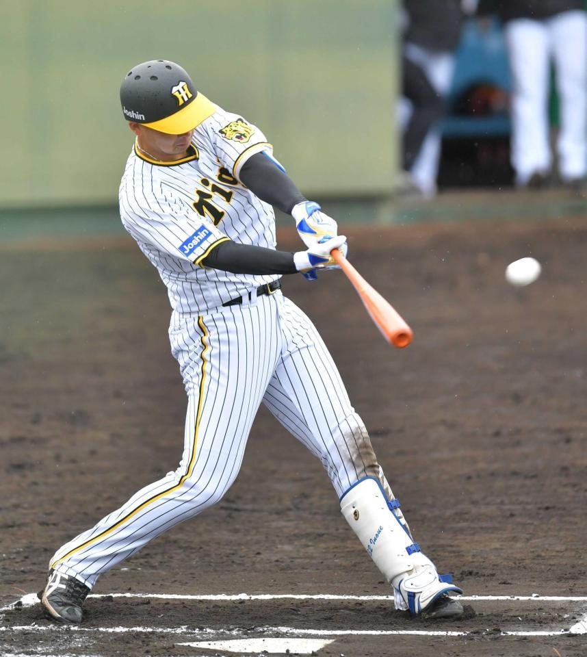 　６回、左中間に先制２ランを放つ井上（撮影・吉澤敬太）