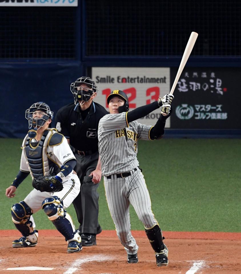 　７回、大山は右犠飛を放つ（捕手・若月）＝撮影・山口登