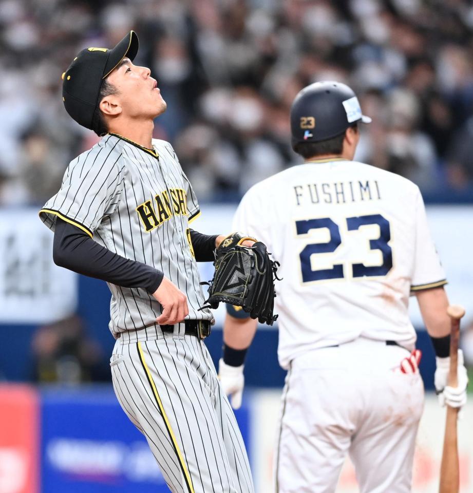 　９回、サヨナラとなる暴投に天を仰ぐ小野（撮影・飯室逸平）