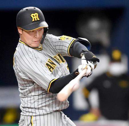 ７回、右へ先制犠飛を放つ大山（撮影・田中太一）