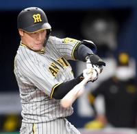 ７回、右へ先制犠飛を放つ大山（撮影・田中太一）