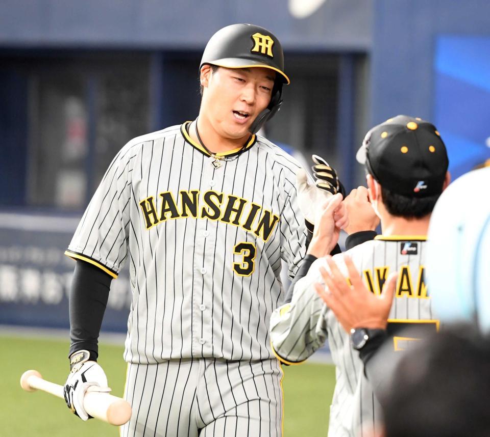 ナインとタッチを交わす大山