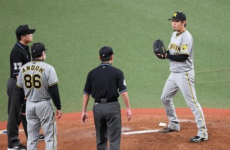 　５回、ボークをとられた西勇はチェンジの後、もう一度マウンドへ戻って審判に確認する（撮影・田中太一）