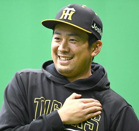 　練習の合間に笑顔を見せる渡辺（撮影・飯室逸平）