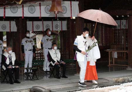 　広田神社で必勝祈願を行い玉串拝礼をする矢野監督（代表撮影）